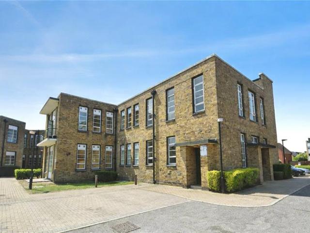 Flat for sale in Sutton, Barling