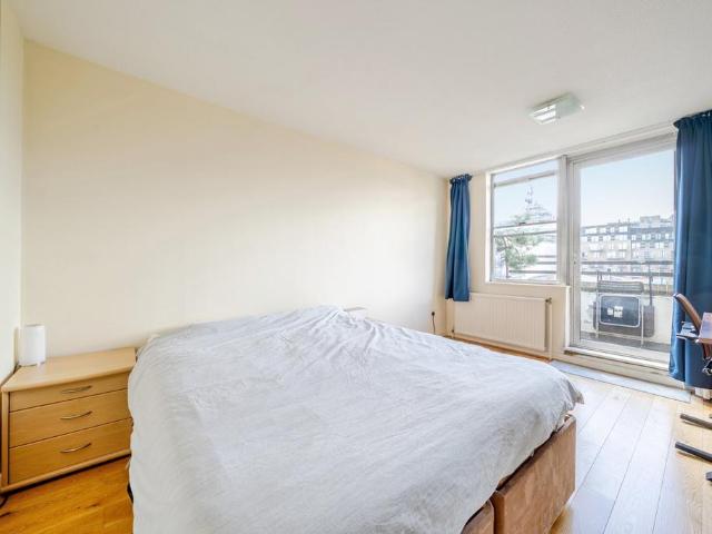 Flat for sale in Finsbury, Greater London