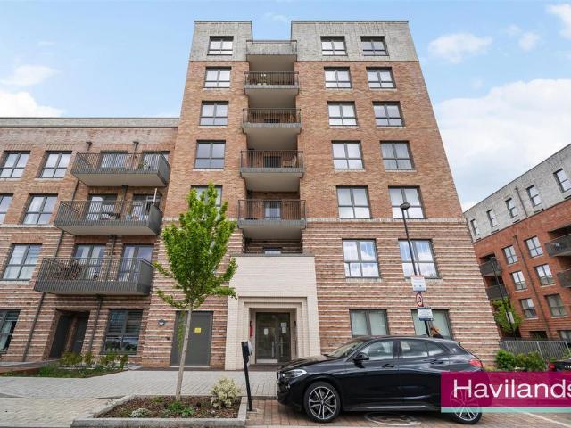 Flat for sale in Southgate, Greater London