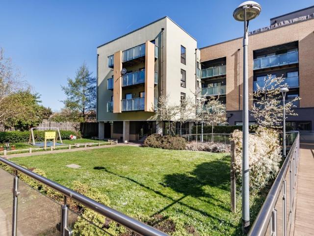 Flat for sale in South Woodford, Greater London