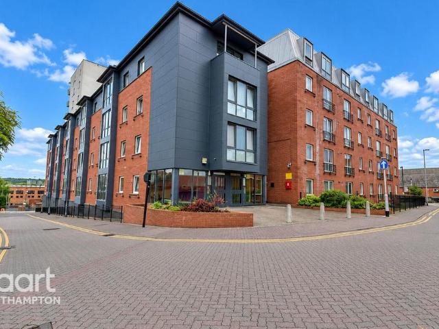 Flat for sale in Northampton, Northamptonshire