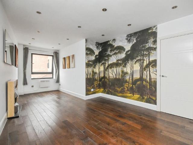 Flat for sale in Warley, Brentwood