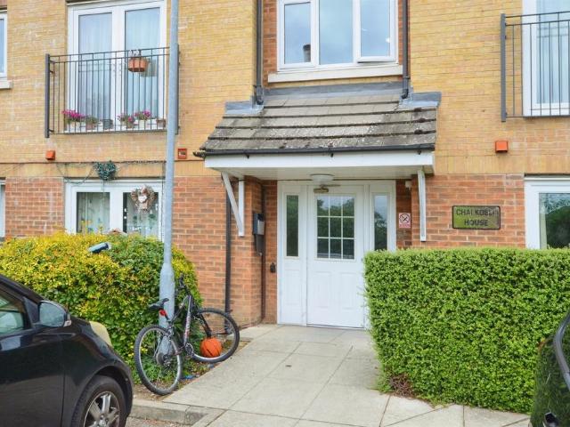 Flat for sale in North Watford, Hertfordshire