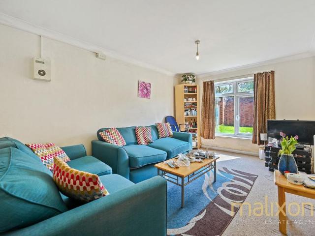 Flat for sale in Streatham Hill, Greater London
