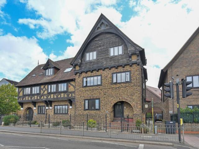 Flat for sale in Bushey