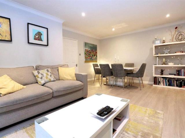 Flat for sale in Ivy Chimneys, Epping