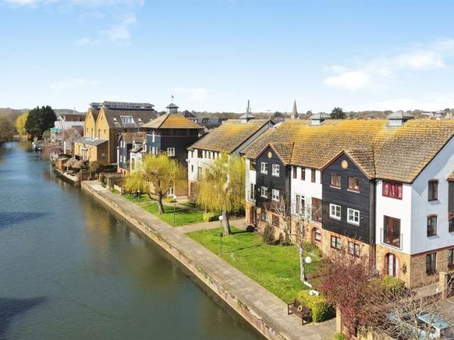 Flat for sale in Kings Hill, Colliers End