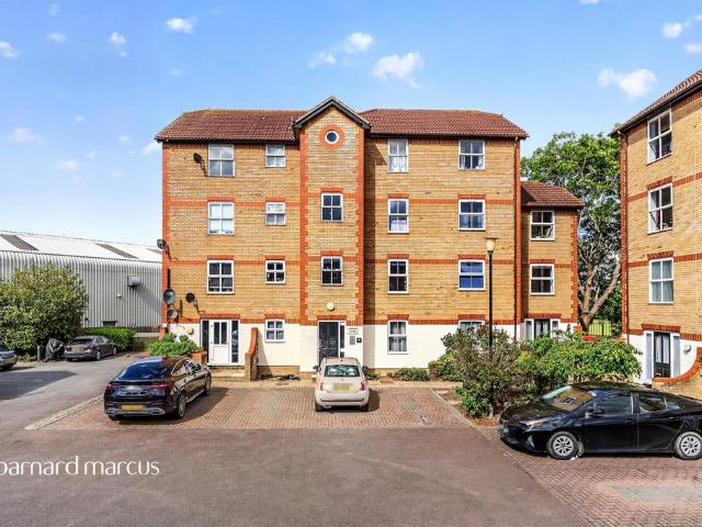 Flat for sale in London Borough of Merton, Collier's Wood