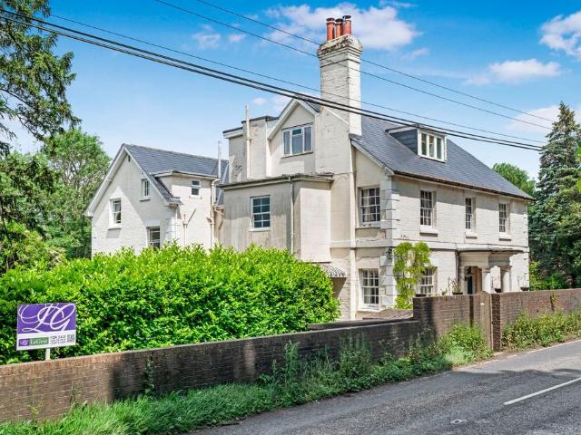 Flat for sale in Ashurst, Sandown Park