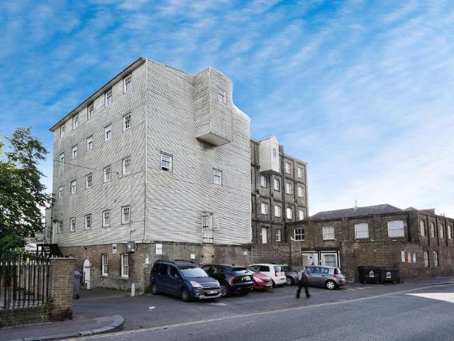 Flat for sale in Buckland, Ash