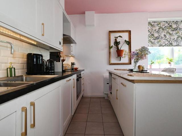 Flat for sale in Emmbrook, Wokingham