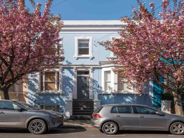 Flat for sale in Shepherd's Bush, Greater London