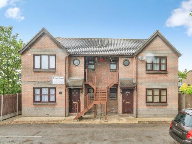 Flat for sale in Tilbury, Essex