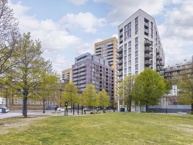 Flat for sale in London Borough of Lewisham, Ladywell