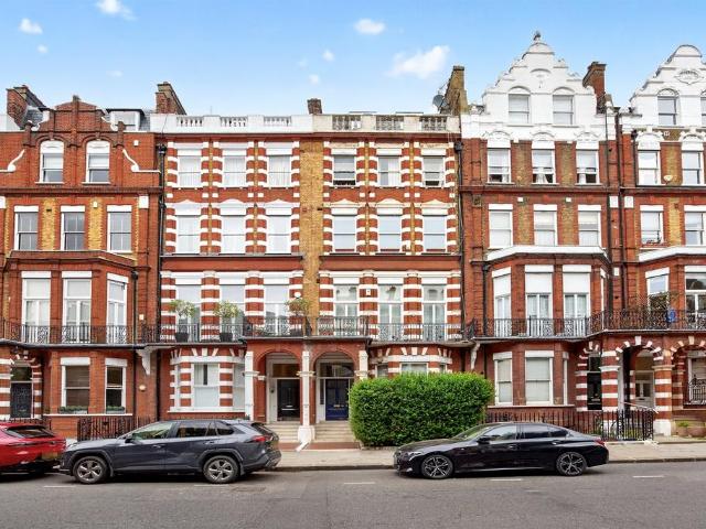 Flat for sale in South Kensington, Greater London