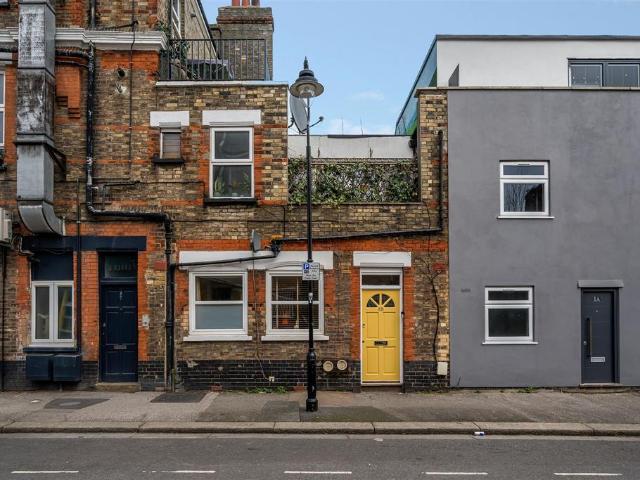 Flat for sale in Hornsey, Greater London