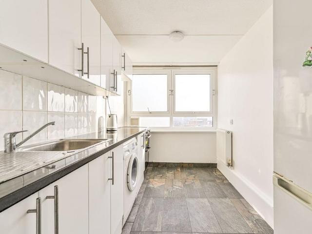 Flat for sale in Clapham Junction, Greater London