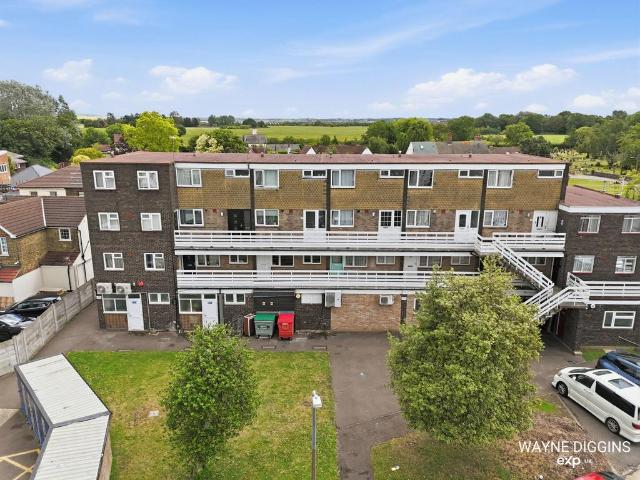 Flat for sale in South Ockendon, Essex