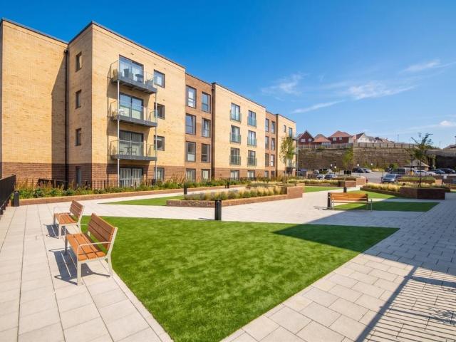 Flat for sale in Spring Park, Luton