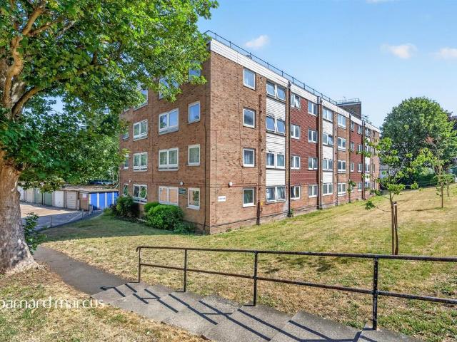 Flat for sale in London Borough of Croydon, Waddon