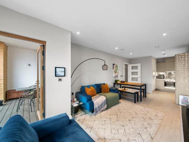 Flat for sale in London Borough of Ealing, Greater London
