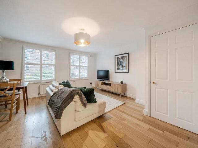 Flat for sale in Balham, Greater London
