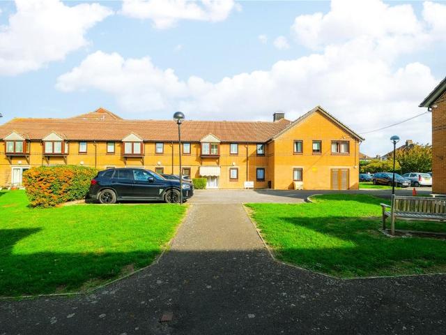 Flat for sale in Marks Gate, Greater London