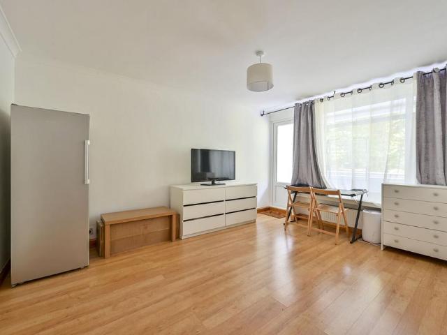 Flat for sale in Roehampton, Greater London