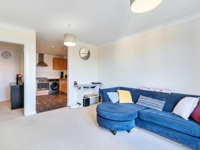 Flat for sale in Hampton Wick, Greater London