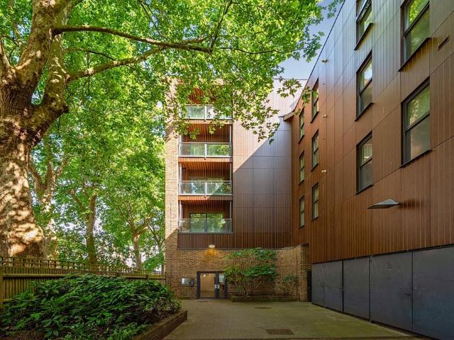 Flat for sale in Stockwell, Greater London