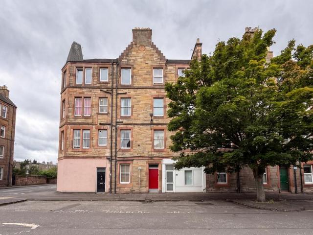 Flat for sale in Lorne, Leith