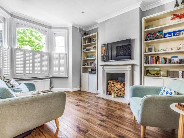 Flat for sale in Clapham Junction, Greater London