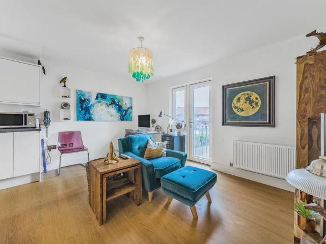 Flat for sale in Croydon, Waddon