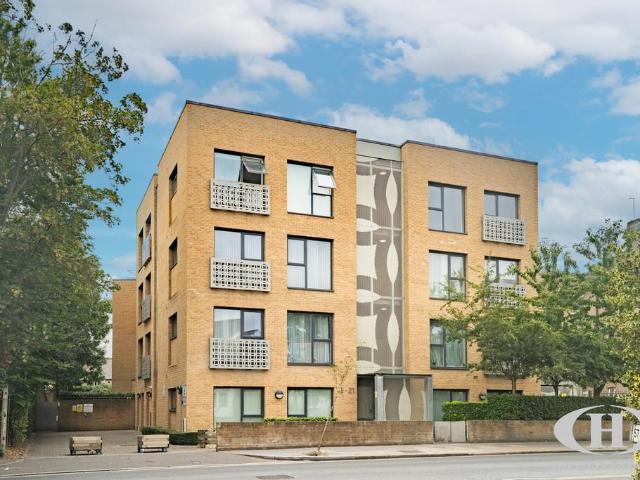 Flat for sale in London Borough of Ealing, Greater London