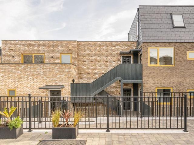 Flat for sale in Summerstown, Greater London