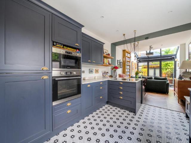 Flat for sale in London Borough of Lewisham, Ladywell