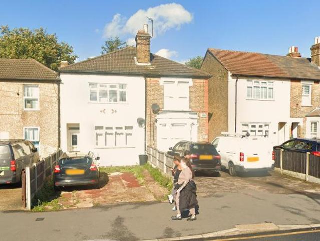 Flat for sale in Gidea Park, Greater London
