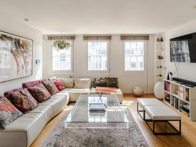 Flat for sale in London Borough of Hackney, Greater London
