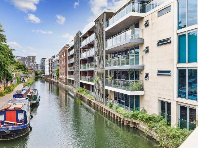 Flat for sale in Kentish Town, Greater London