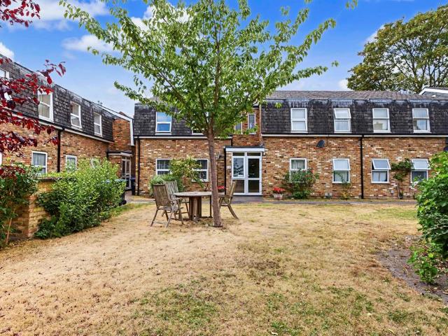 Flat for sale in Tring, Dacorum