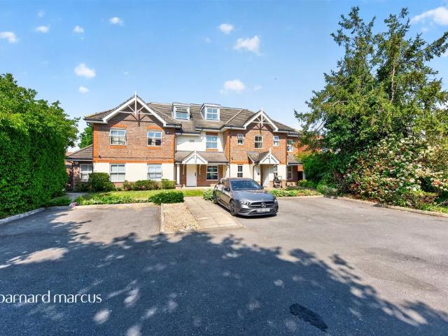 Flat for sale in London Borough of Hounslow, Greater London