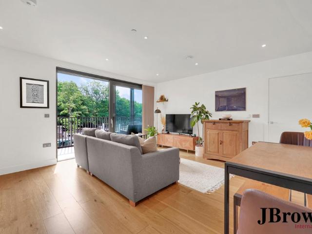 Flat for sale in Old Ford, Bow