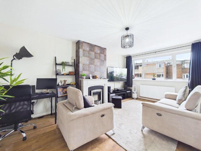 Flat for sale in Cranham, Greater London
