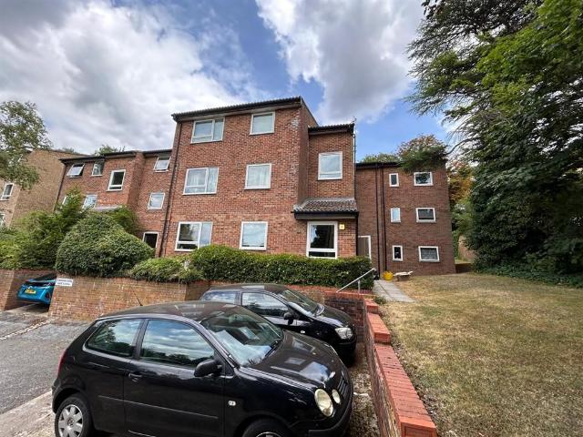 Flat for sale in London Borough of Croydon, Sanderstead