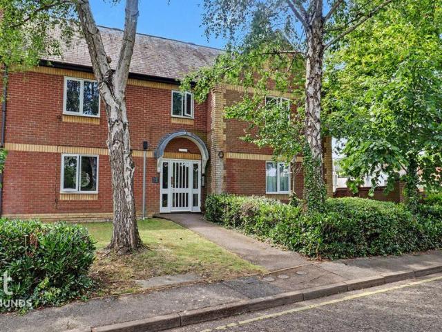 Flat for sale in Chedburgh, Suffolk