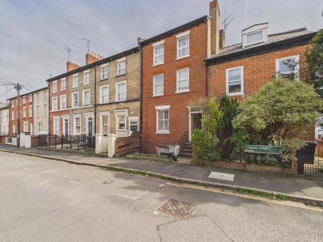 Flat for sale in Reading