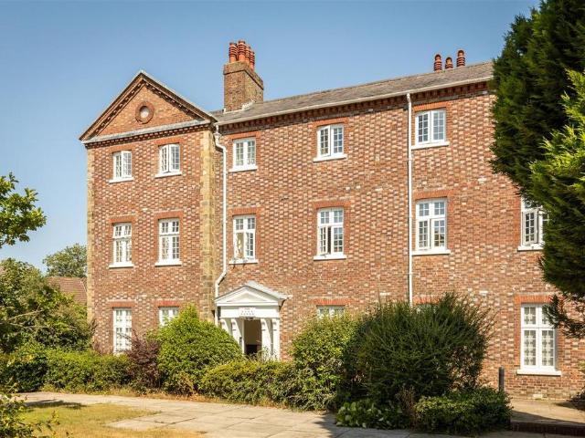 Flat for sale in Perryfields, West Sussex