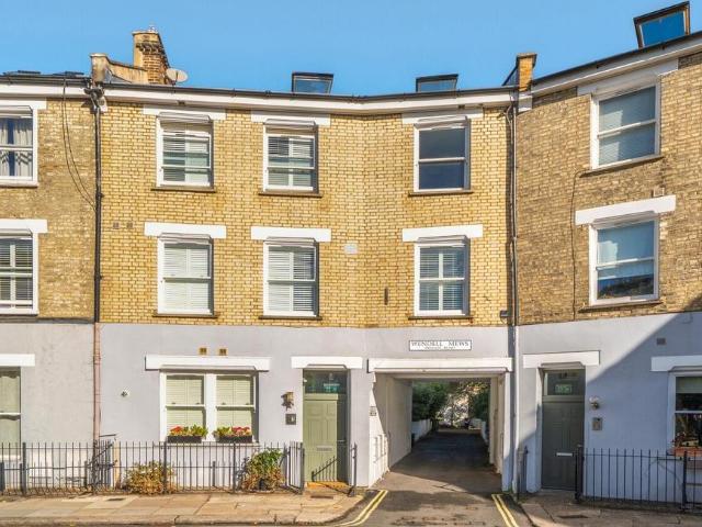 Flat for sale in London Borough of Hammersmith and Fulham, Greater London