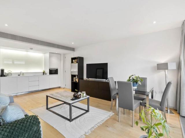 Flat for sale in Battersea, Greater London