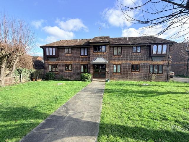 Flat for sale in Grays, Essex
